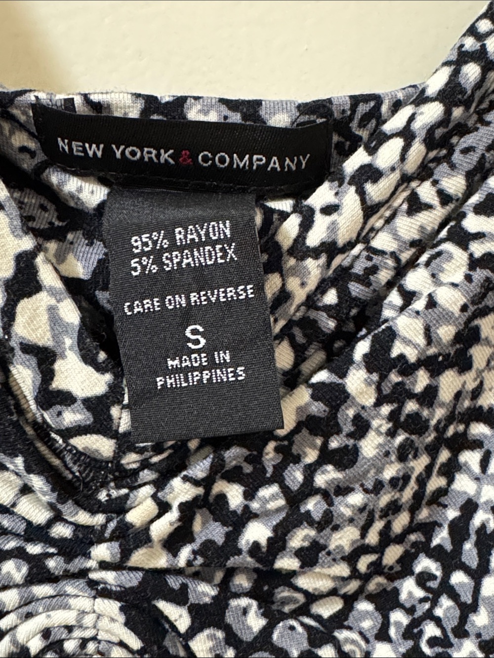 New York & Company Black, White & Gray Abstract Print Blouse